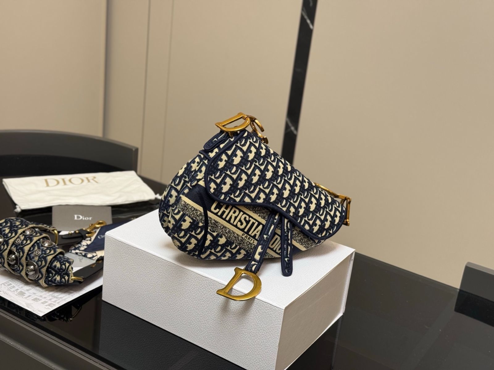 DIOR直営 セール！23SS Dior Petites Fleurs サドルバッグ DIOR直営 セール！23SS Dior Petites Fleurs サドルバッグ