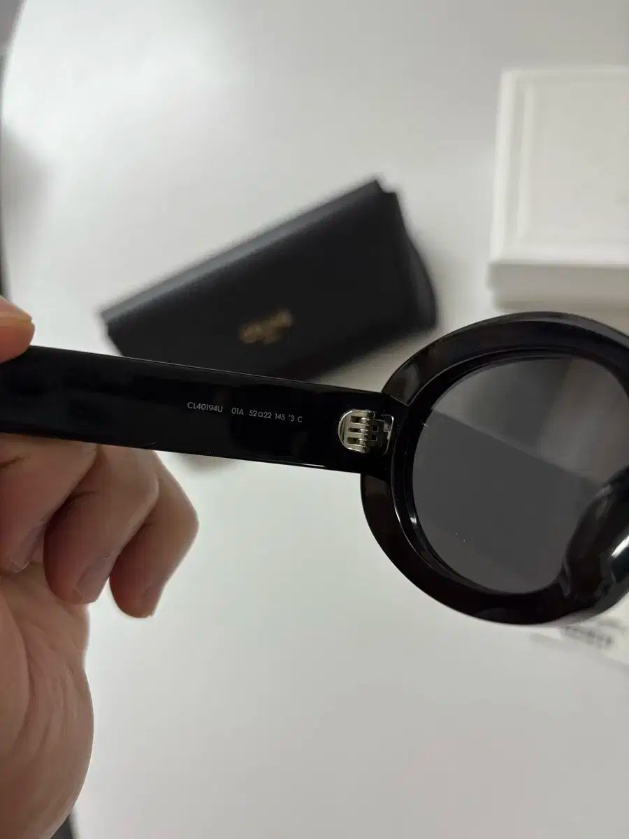 セリーヌ トリオンフ オーヴァル サングラス ブラック