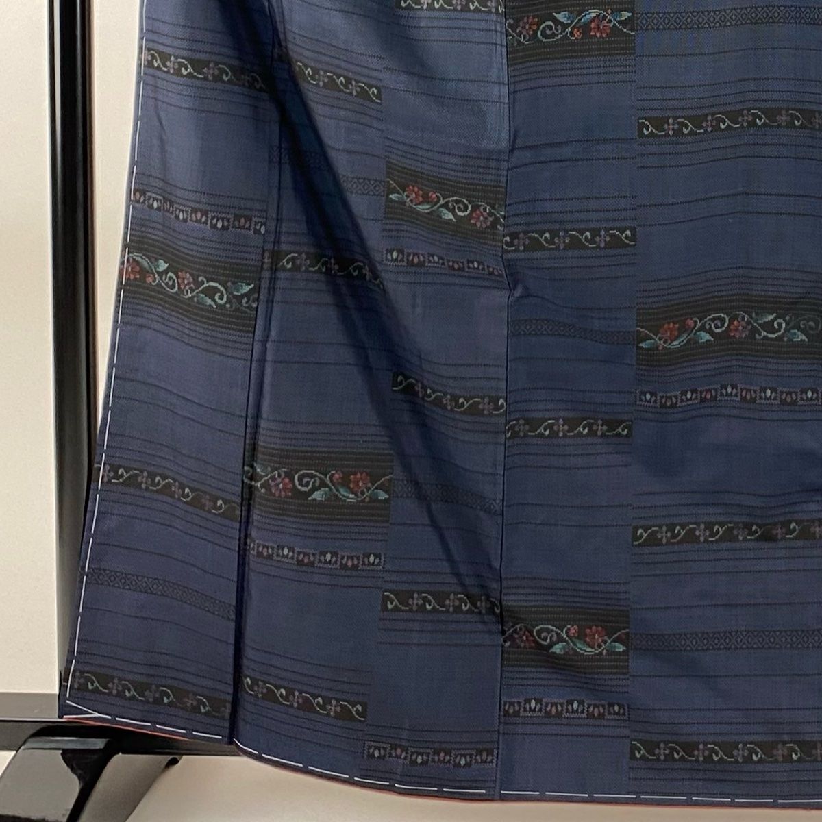 大島紬 身丈162.5cm 裄丈67.5cm L 袷 純泥染 証紙 花唐草 縞 紺色 正絹 秀品
