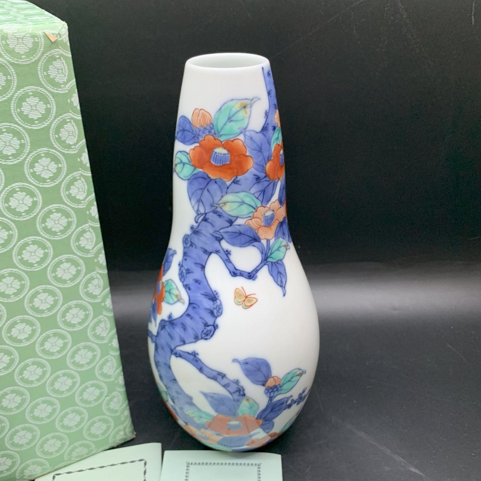 【期間特別価格】色鍋島の伝統　鍋島藩窯　御庭焼　市川光春作　錦牡丹波波地文　花瓶 期間特別価格】色鍋島の伝統 鍋島藩窯 御庭焼 市川光春作 錦竹梅菊文