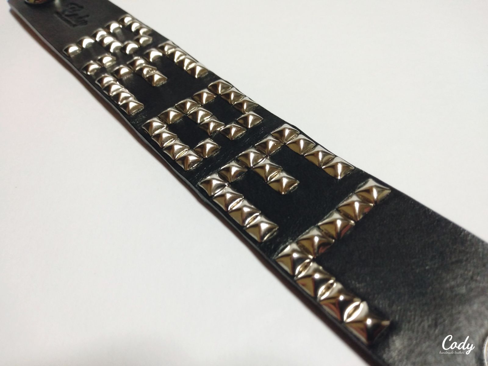 【REBEL】30mm スタッズリストバンド　本革 ロック ロカビリー パンク ヴィンテージ 茶芯