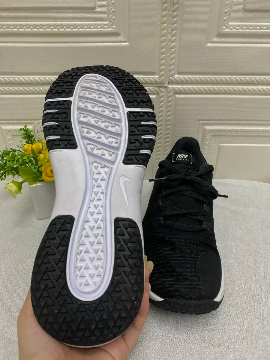 品質が完璧、値段が激安 ！ NIKE ナイキ フレックス コントロール スニーカー