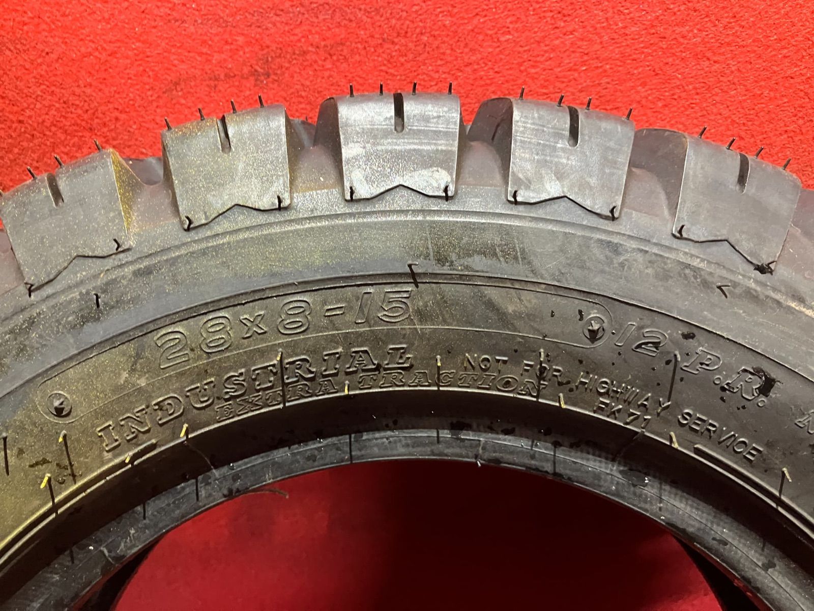 激安販売！ フォークリフトタイヤ 28x8-15 12PR DUNLOP POWER LIFTER 2本SET