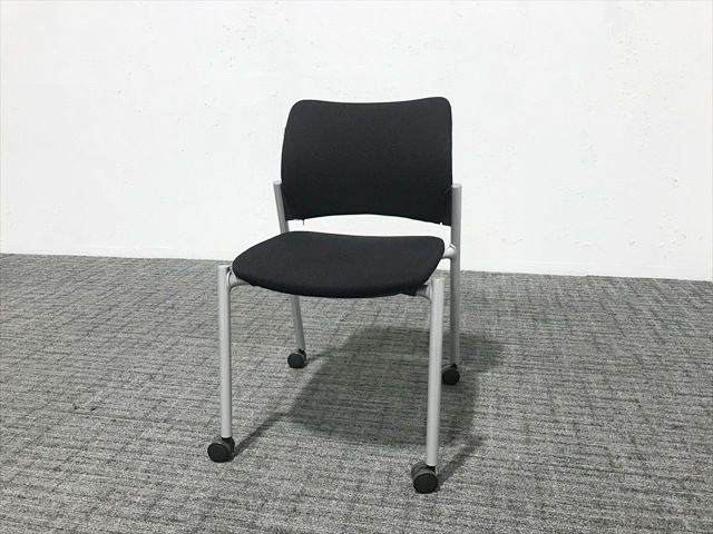 スタッキングチェア 肘無 8147 キャスター付 オカムラ ブラック