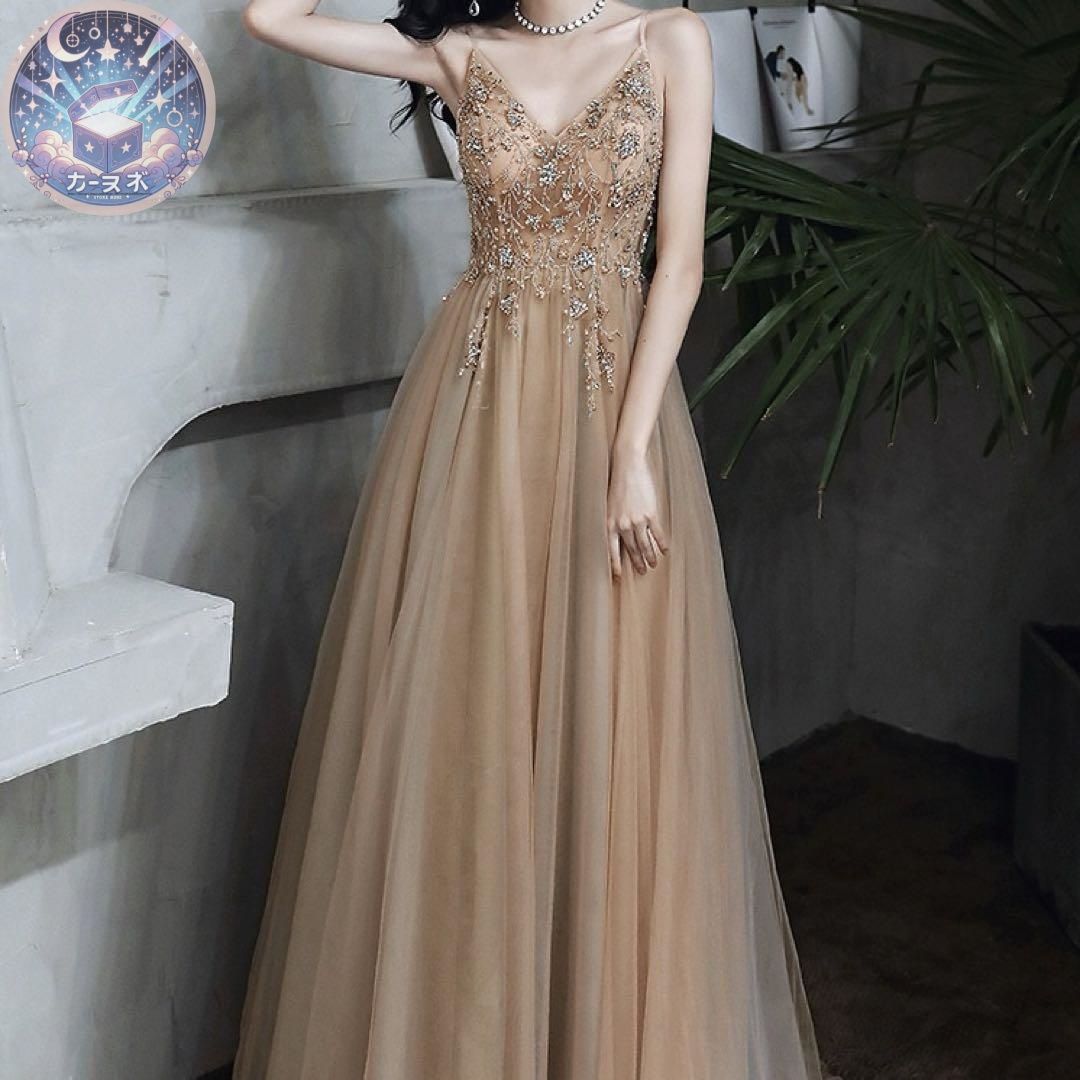 ビジューの小花柄がオシャレで イブニングドレス .