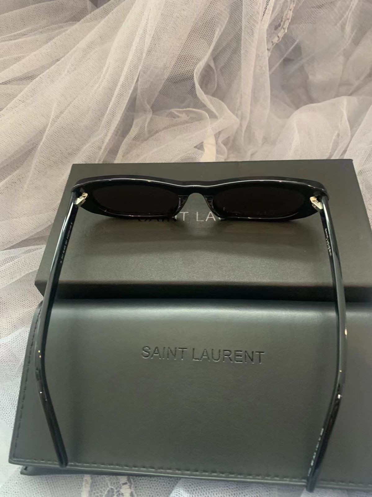 SAINT LAURENT SL 557 BLACK サングラス購入を検討しています