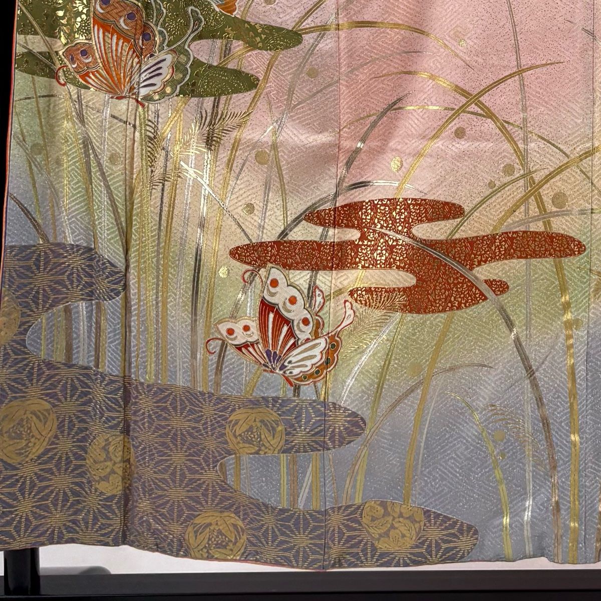 振袖 身丈156cm 裄丈62cm S 袷 落款 蝶 霞 金銀彩 染め分け ピンク 正絹 名品
