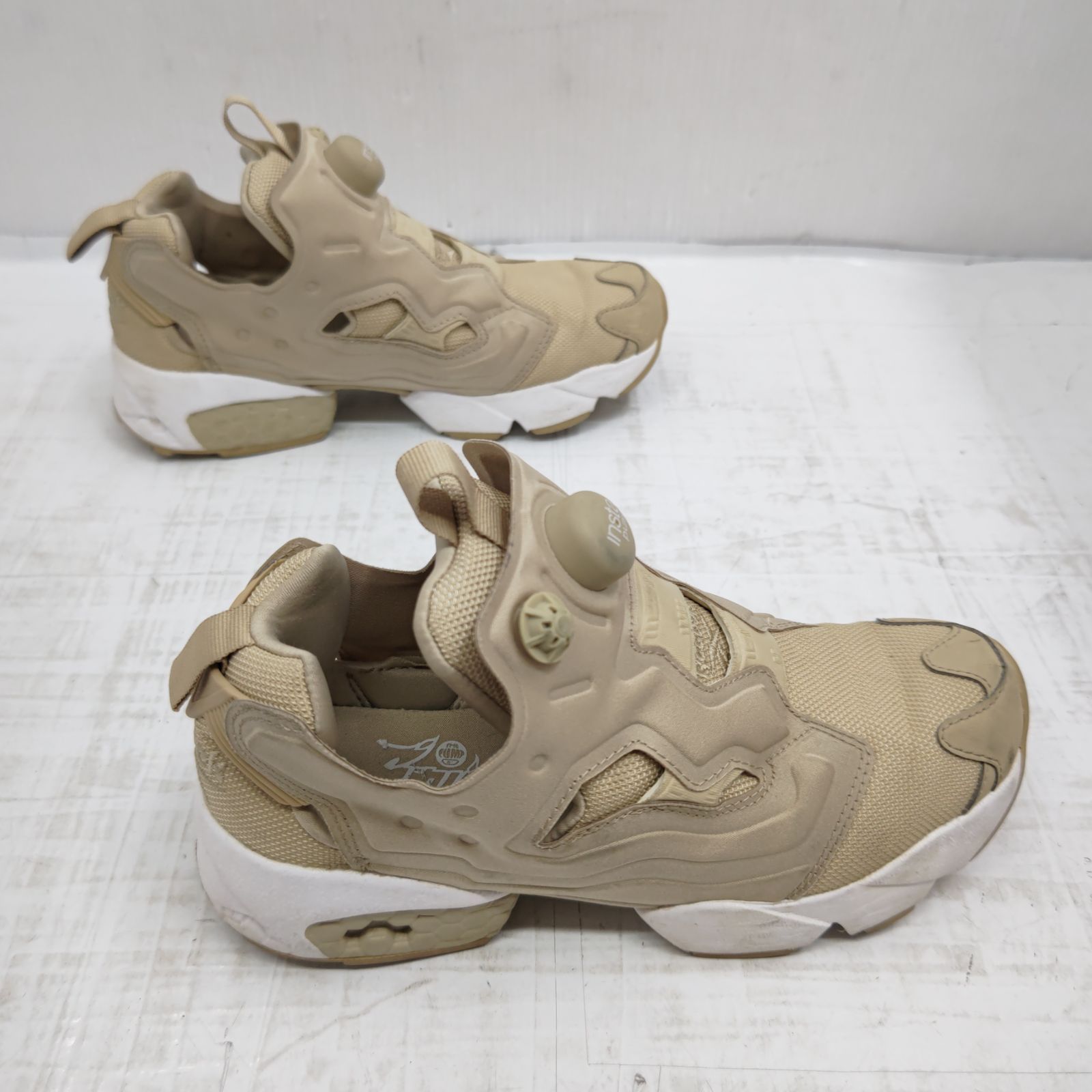 h61079　Reebok リーボック　インスタポンプフューリー　スニーカー　靴　ベージュFZ4428　23.5cm　良品