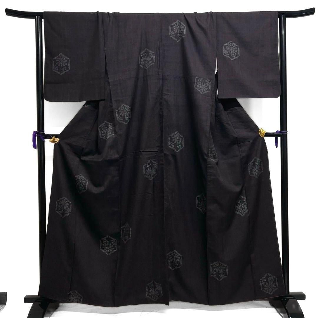 小紋　本場結城紬　亀甲　菊花　ダークトーン　100亀甲　着物　064a d 小紋 本場結城紬 亀甲 菊花 ダークトーン 100亀甲 着物 064a d