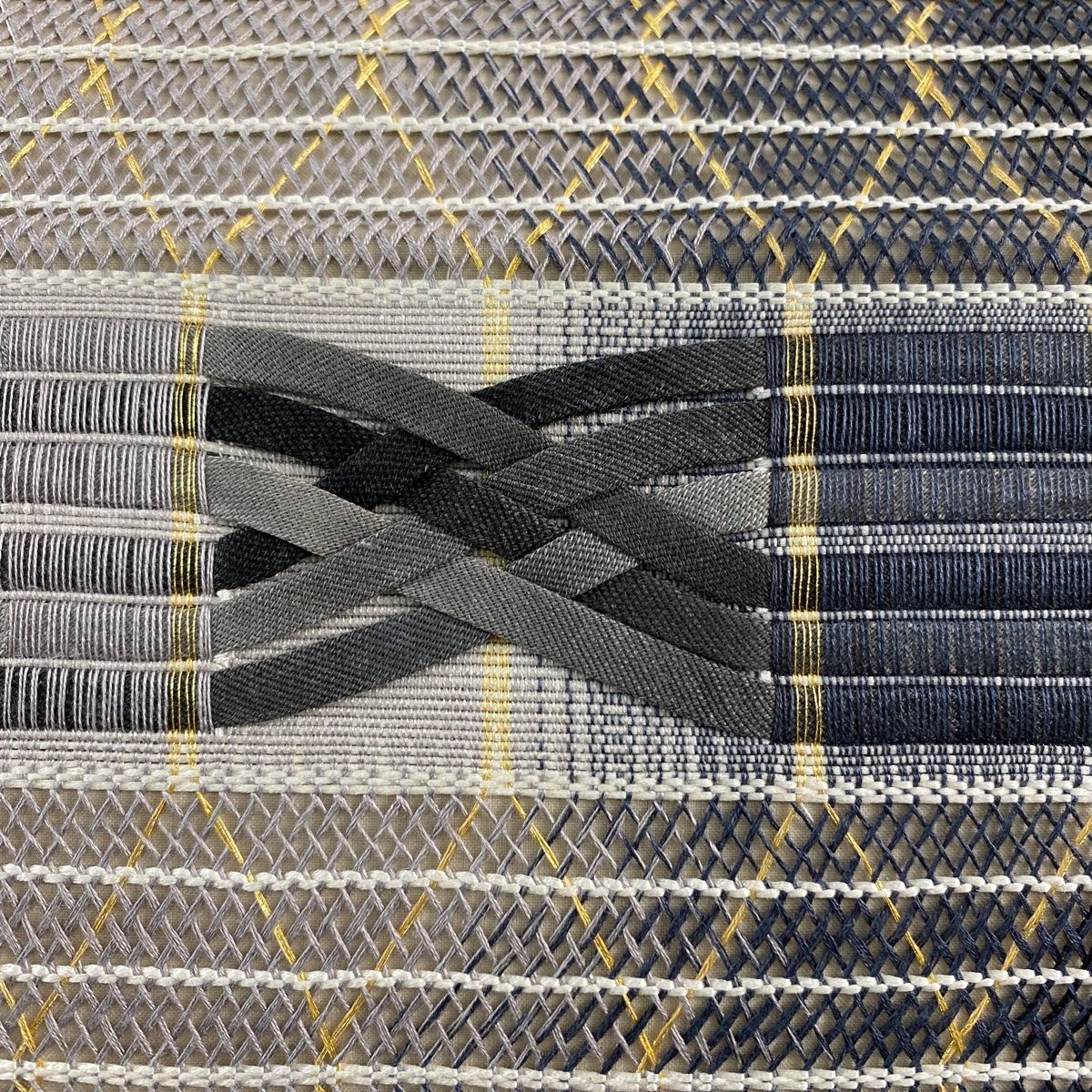 袋帯 秀品 縞 幾何学模様 金糸 刺繍 灰色 お太鼓柄 正絹