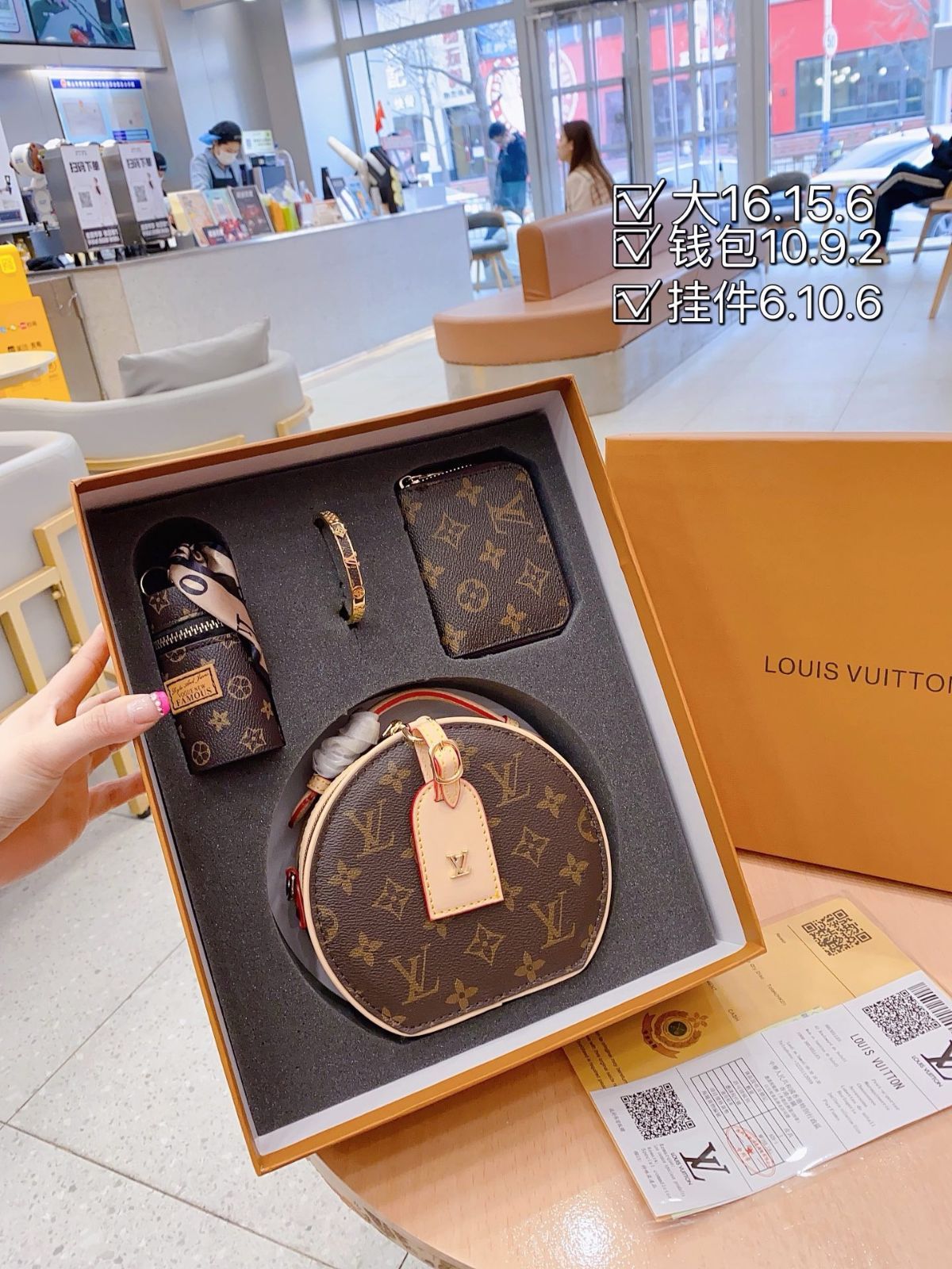 LOUIS VUITTON   ルイヴィトン  ショルダーバッグ  財布です  3点セットです