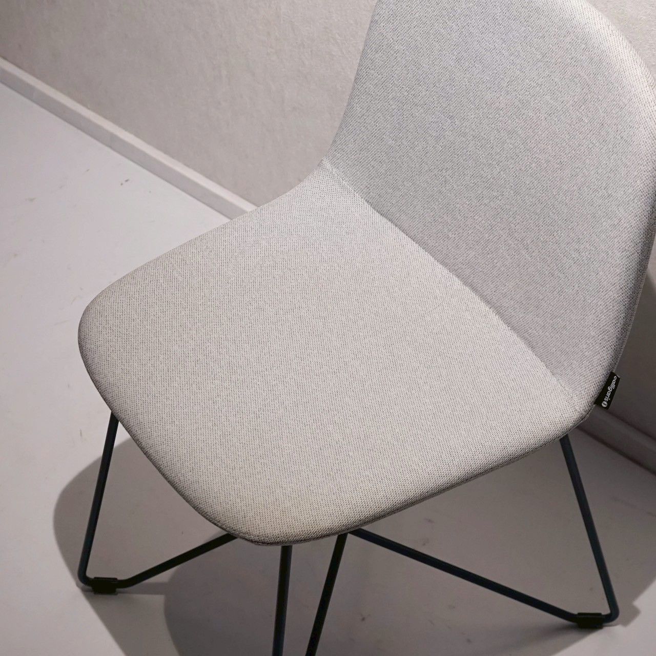 カリガリス Calligaris ヴェーラ VELA ダイニングチェア アームレス チェア 椅子 ファブリック イタリア製 モダン コンテンポラリー ミニマル MARWIL-DEMENAGEMENTS_CH