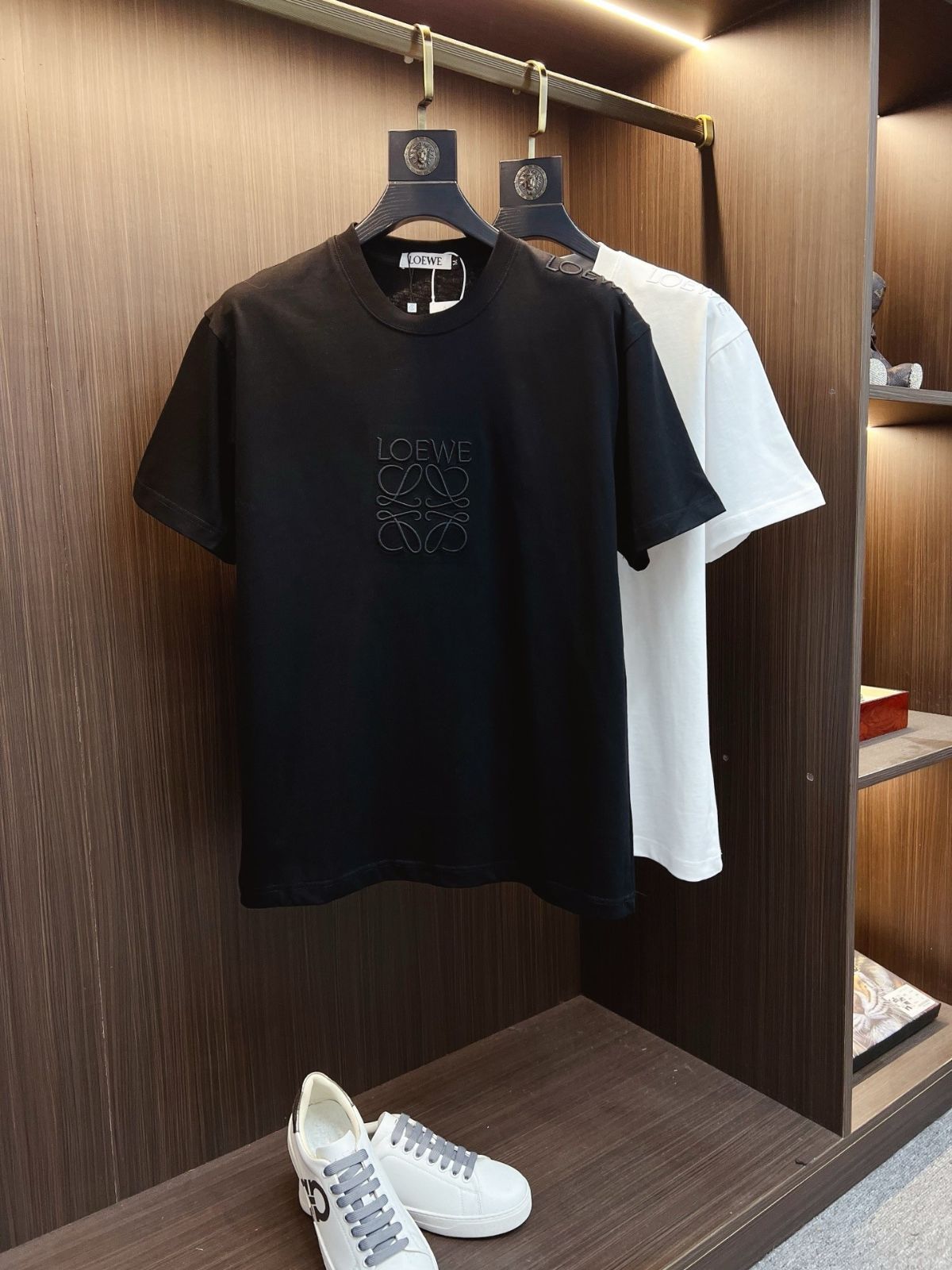 LOEWE Tシャツ 黒 白