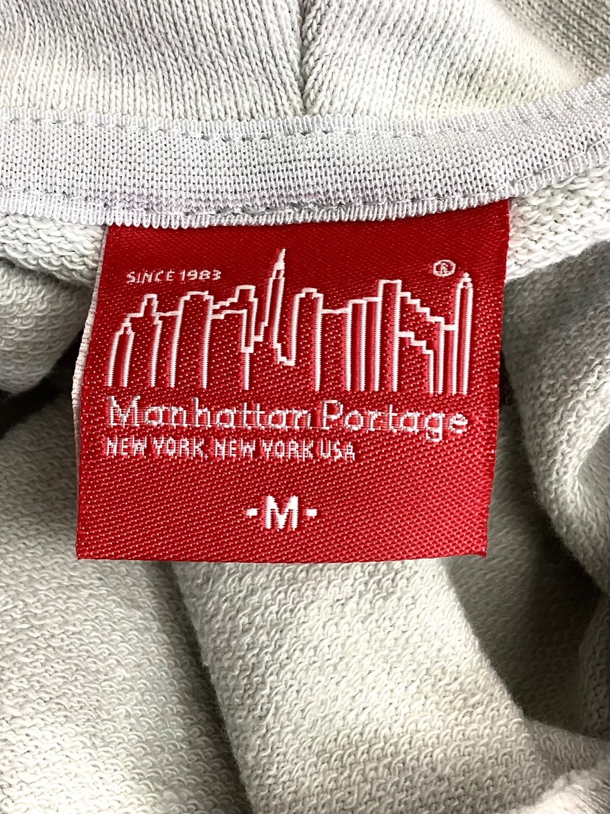 Manhattan Partage マンハッタンポーテージ　スウェットパーカー　ミントグリーン　フードブランドロゴ刺しゅうあり　左胸ロゴ刺しゅうあり　左袖ブランドロゴワッペンあり　メンズ　Mサイズ