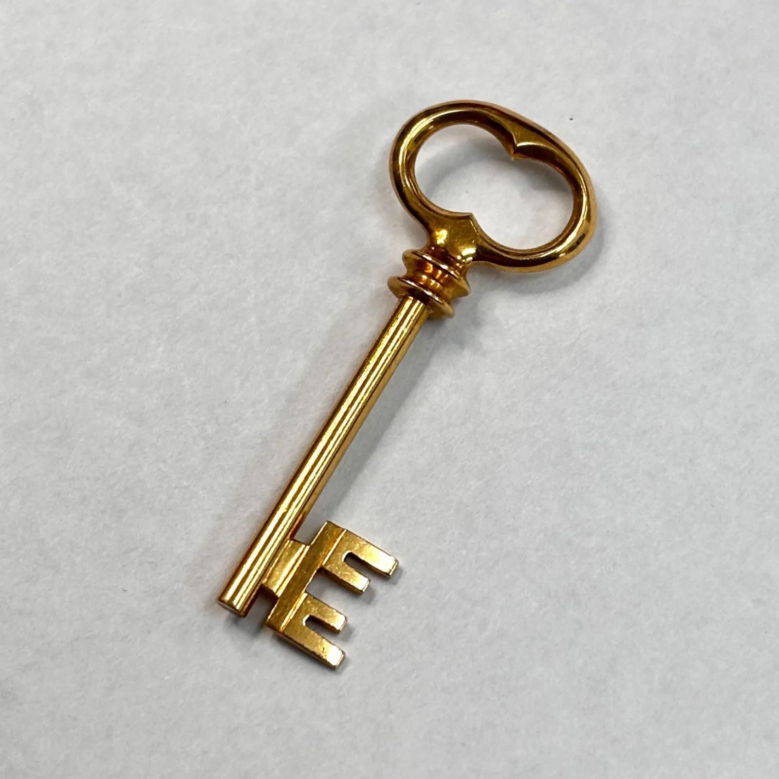 k18チャーム 美品⭐️18金の鍵型チャーム】 使用貴金属 K18 33×12mm