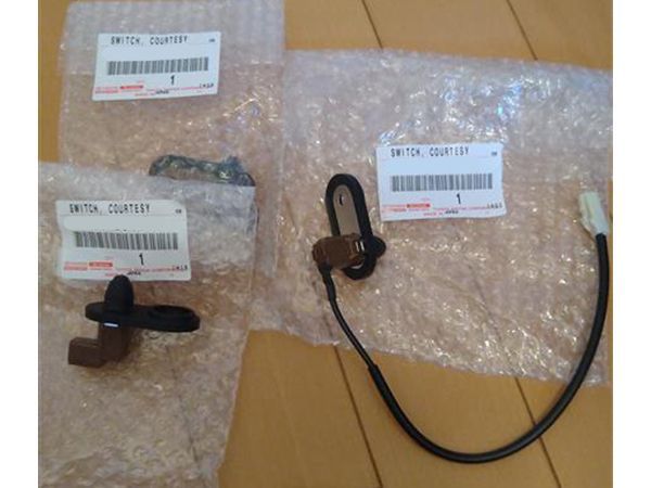 トヨタ 純正 ハイエース 100 系 カーテシ ランプ スイッチ 2個 リア セット ドア 検索 マフラー ホイール パーツ レストア ルーム シート T768