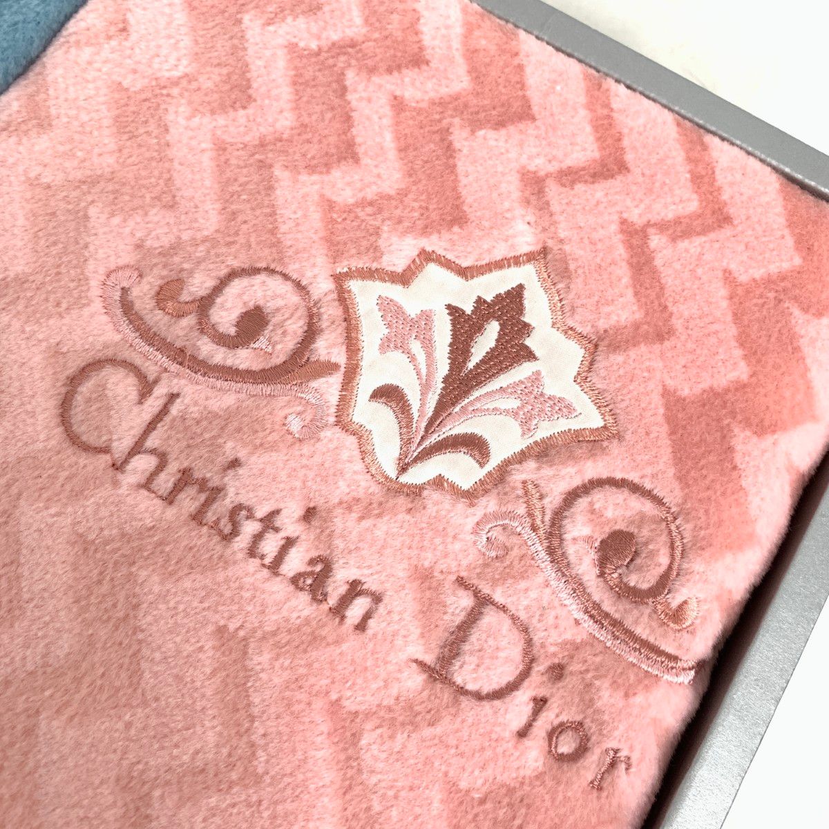 Christian Dior クリスチャンディオール ボアシーツ2点セット ロゴ刺繍 アクリル ピンク＆ブルー 240001164159 MARWIL-DEMENAGEMENTS_CH