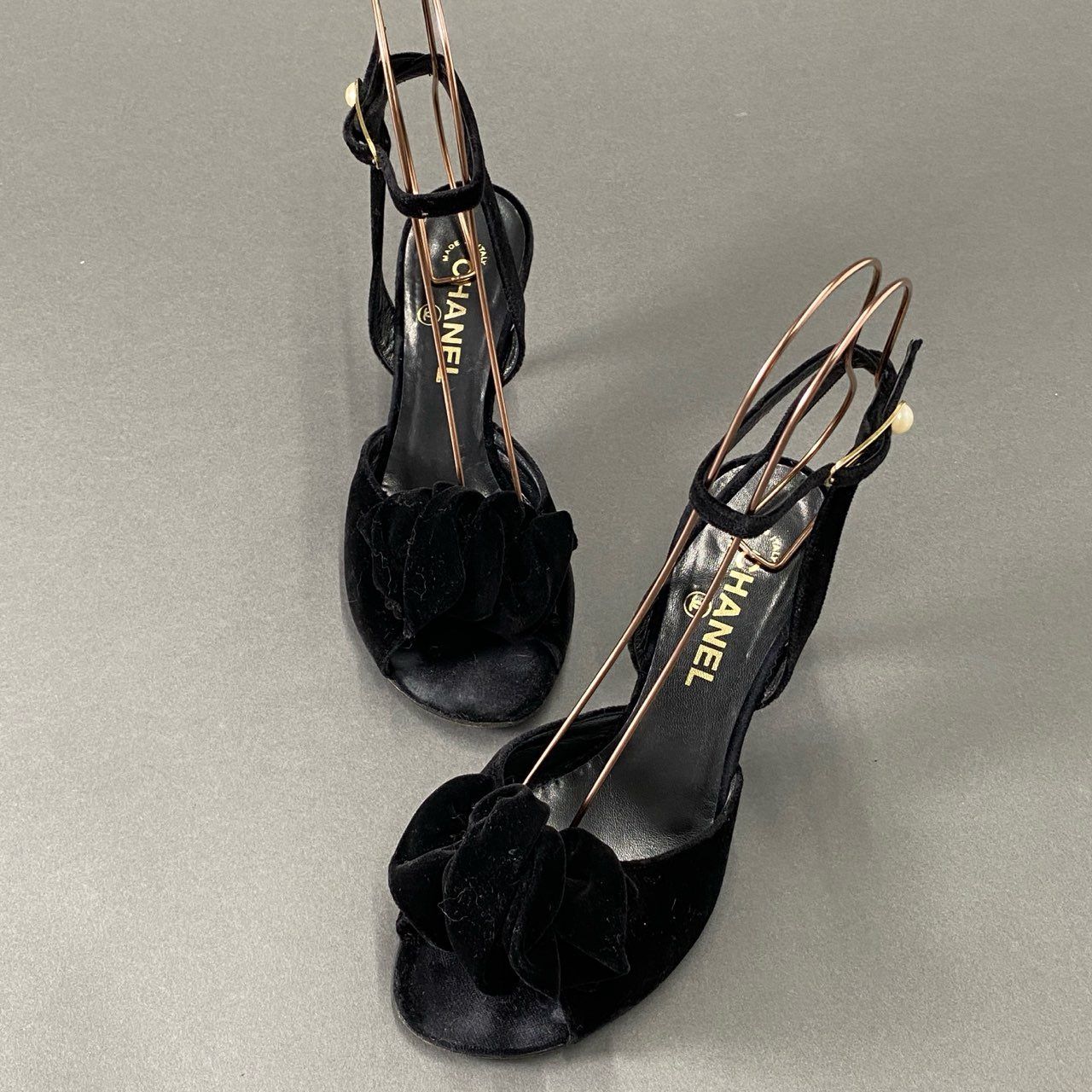2i20 CHANEL シャネル パールストラップ ベロアヒールサンダル 2i20 CHANEL シャネル パールストラップ ベロアヒールサンダル