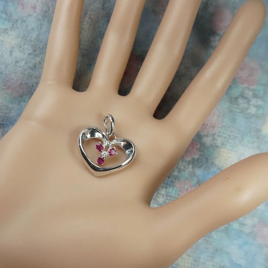 Sv925 ルビーとダイヤ ハートのペンダント オファー 楽天市場】pt900