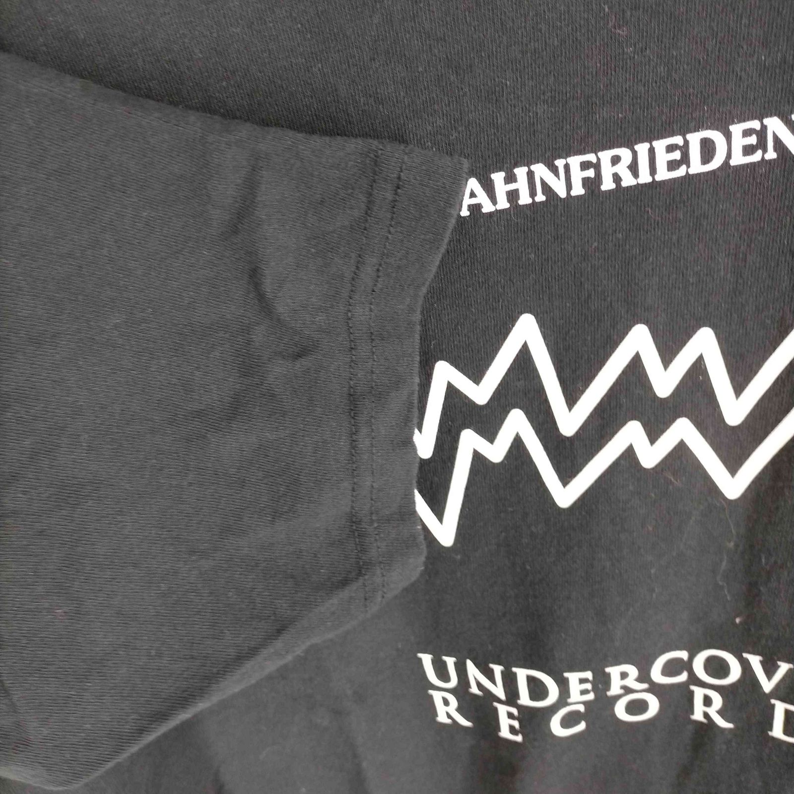 アンダーカバー UNDERCOVER RECORDS WAHNFRIEDEN プリントTシャツ