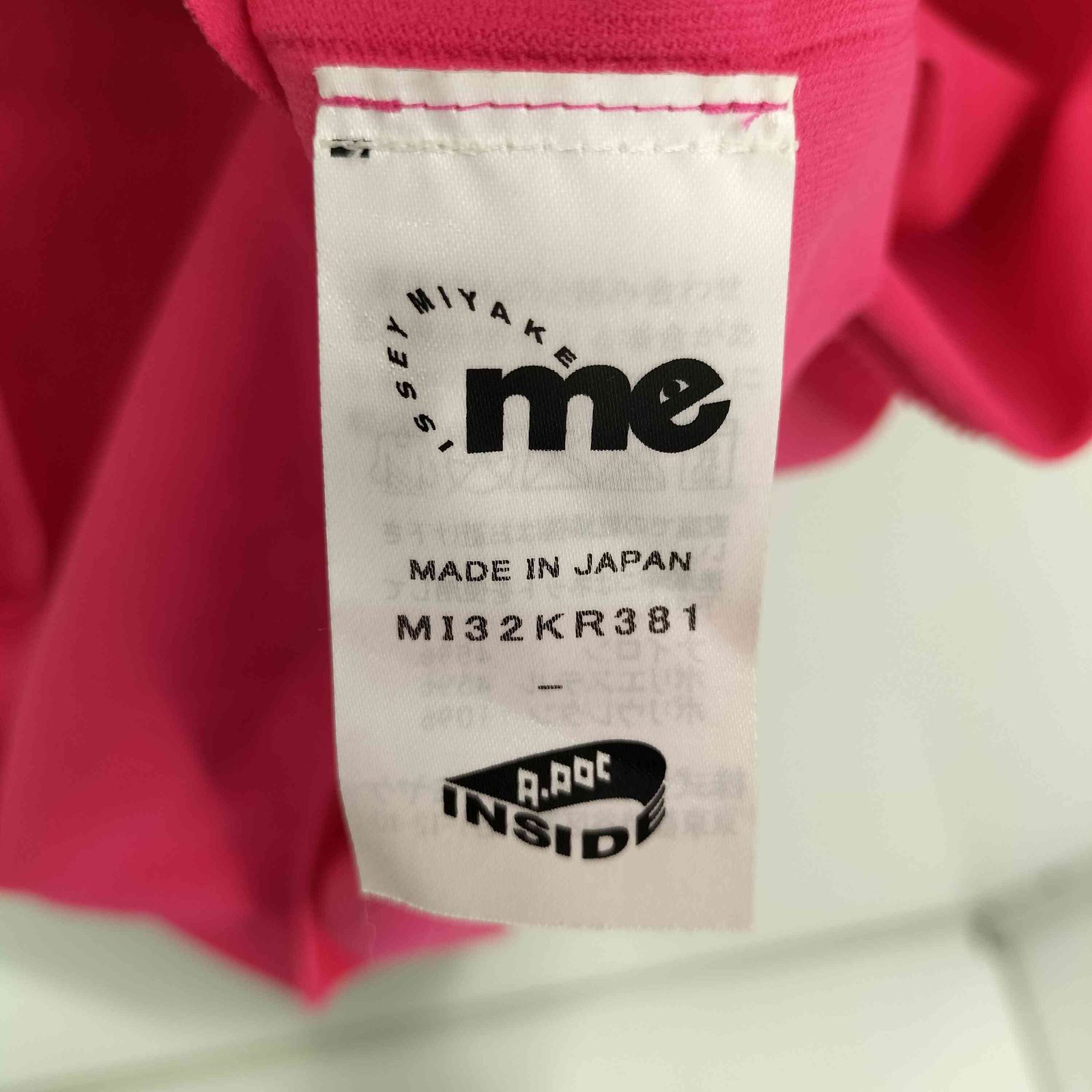 me ISSEY MIYAKE(ミー イッセイミヤケ) 背面ロゴ ノースリーブ タンクトップ レディース  中古 古着 0803 ミー イッセイミヤケ me ISSEY MIYAKE 背面ロゴ ノースリーブ