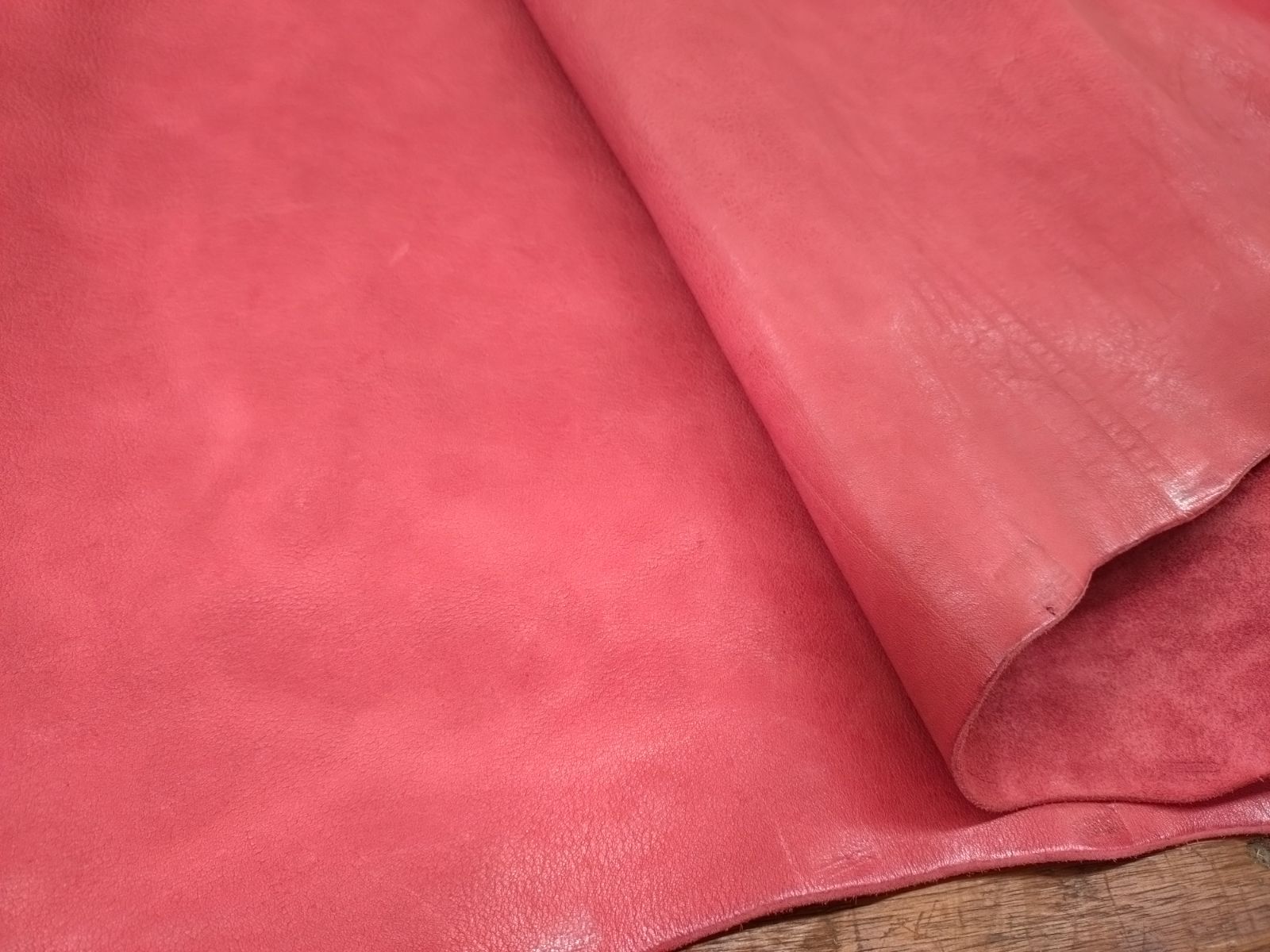 ヌメ革シュリンク レッド 半裁 230ds