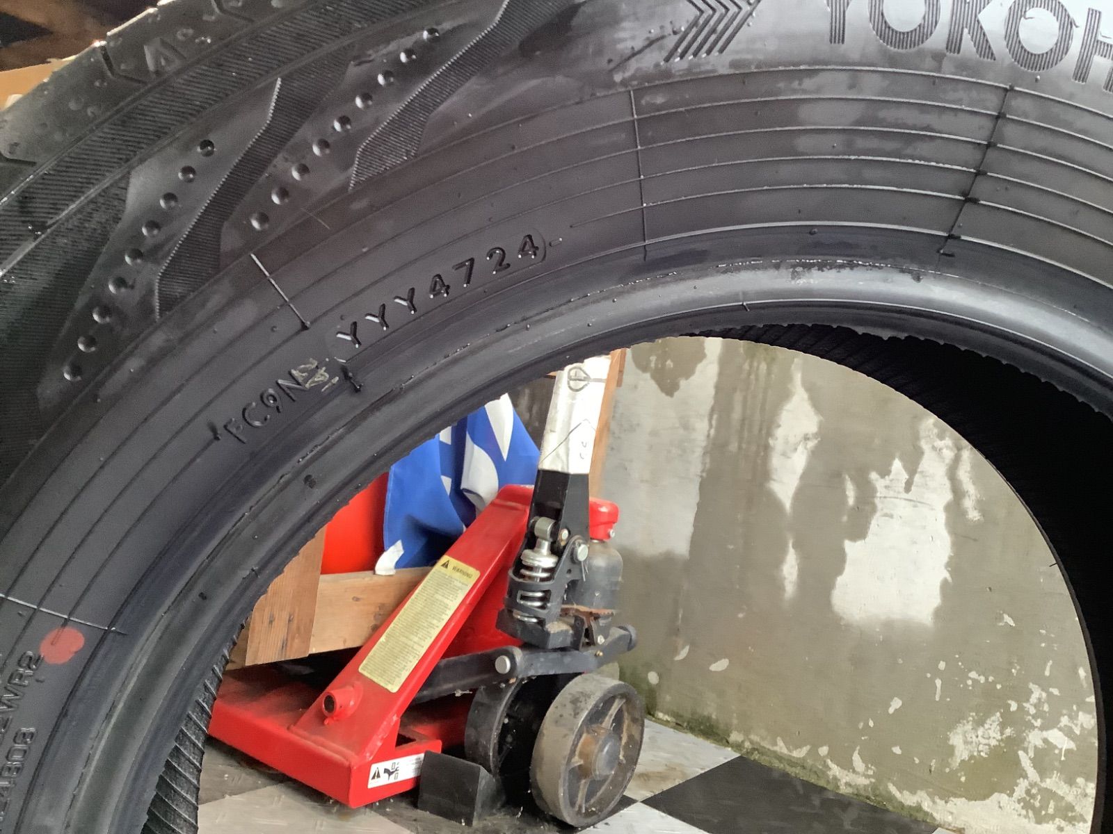 新品に近い中古タイヤ交換込み195/65R15 91H ブルーアースRV03年製2024