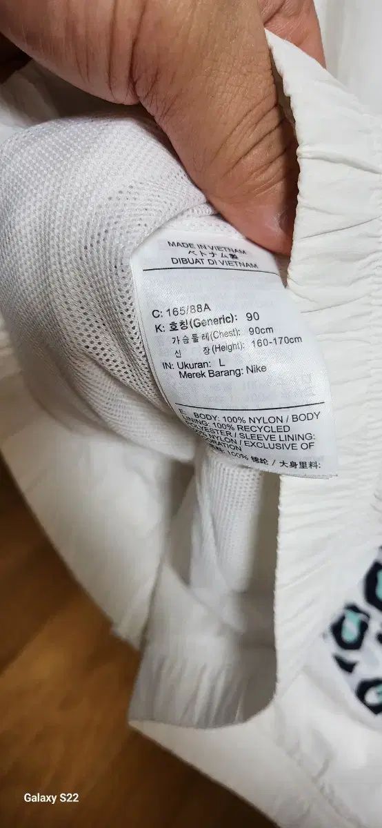 ビックロゴ ジップアップ式のフロントガラスです