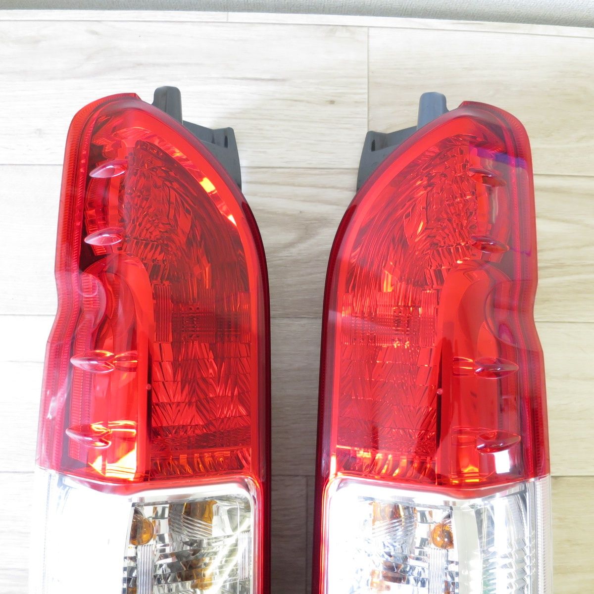 TOYOTA ハイエース テールランプ A045053 KOITO26-140 TOYOTA ハイエース テールランプ A045053 KOITO26-140 - メルカリ
