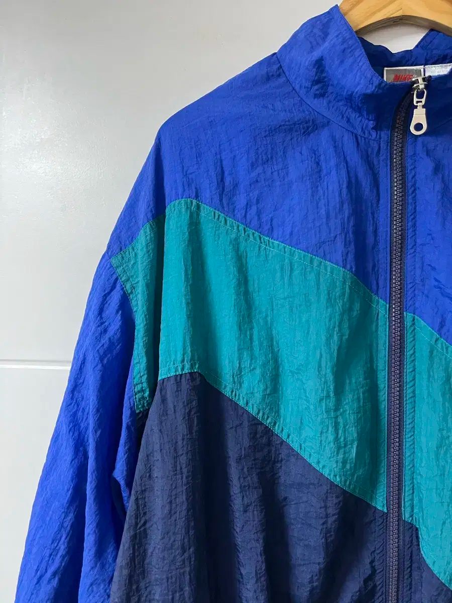 ウィンドブレーカー