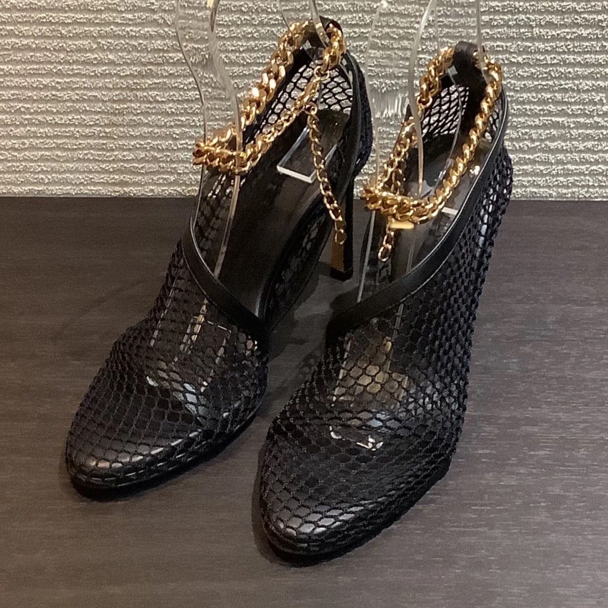 8/18までお盆期間限定価格 ※ 新品 BOTTEGA VENETA ボッテガヴェネタ チェーントリムメッシュパンプス サンダル ヒール 黒 ブラック  ゴールド SIZE36 - メルカリ