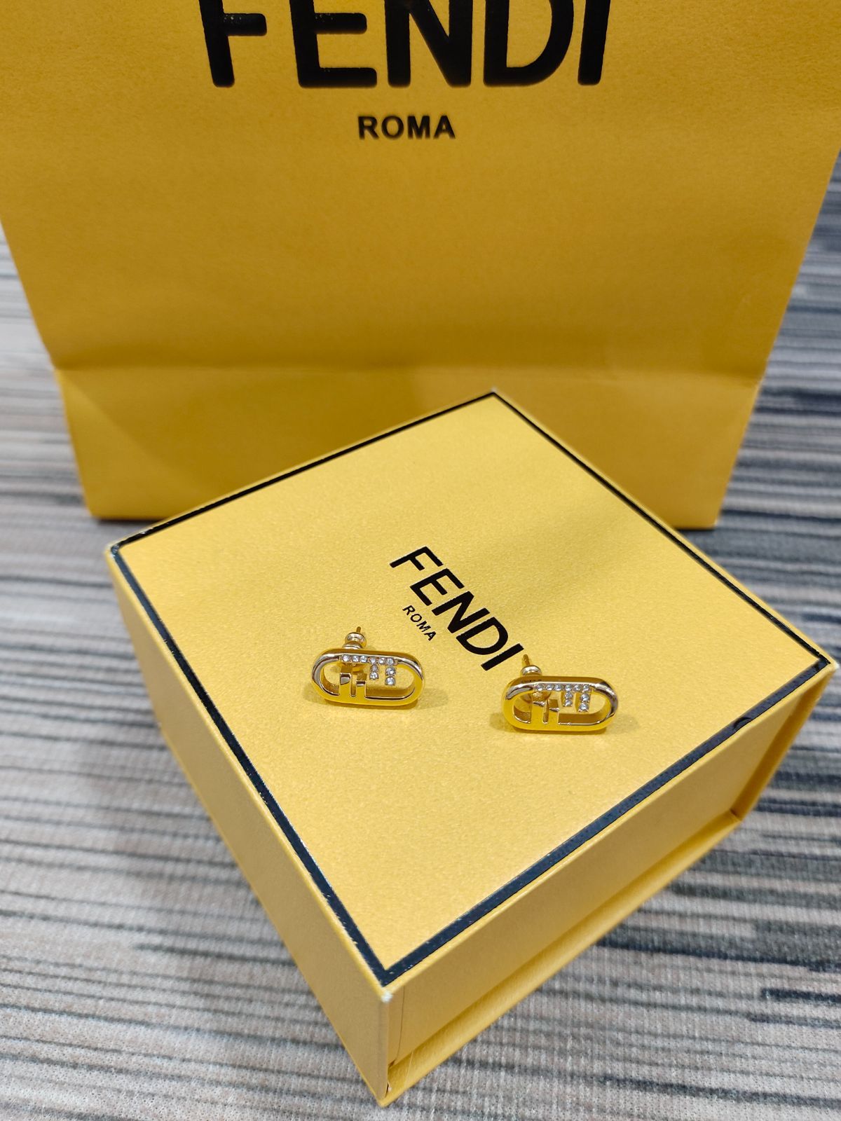 ⭐新品⭐FENDI(フェンディ)ピアス両耳用レディース箱付き超人気即購入 