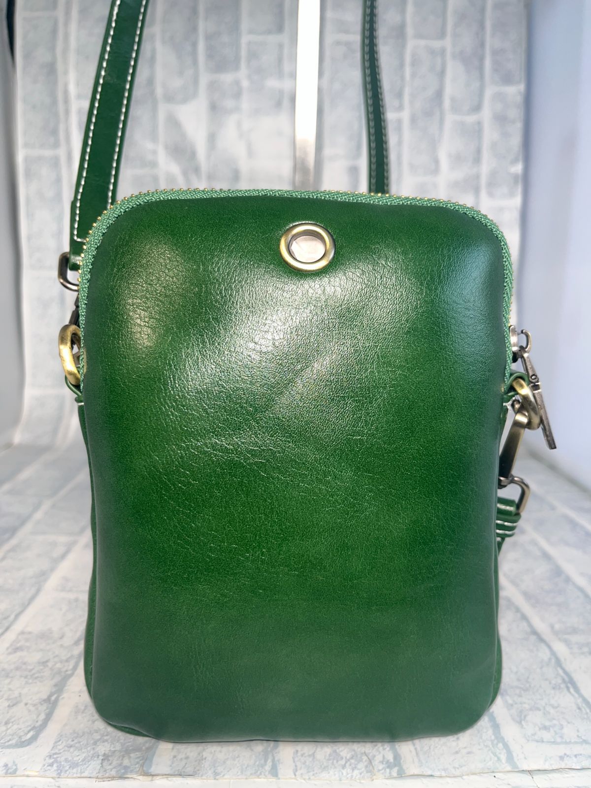 お気に入り Rebecca ショルダーポシェット Wファスナー型 牛本革 トップグレードレザー ツヤありスムース レザー レディース メンズ LR-9241グリーン 牛革 本革 レザー ポシェット ショルダーバッグ スマホポシェット ユニセックス 男女兼用 情報が満載。