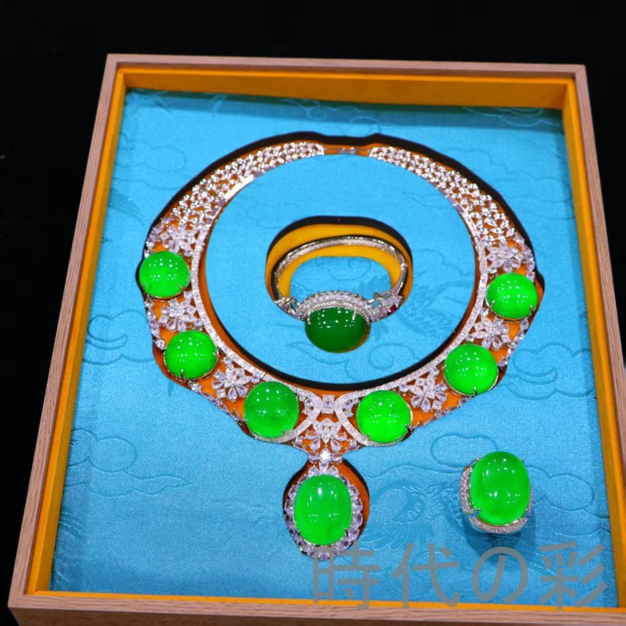 中国古美術 清代 高冰翡翠 宝石彫 旧家蔵 精工彫刻 共箱 唐物 アンティーク 宝飾品 インテリア R07092724