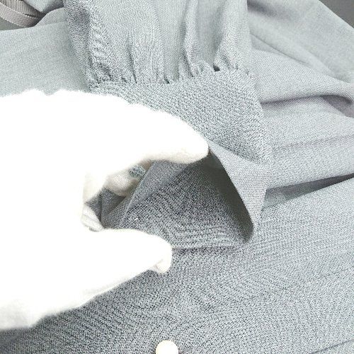 グレー