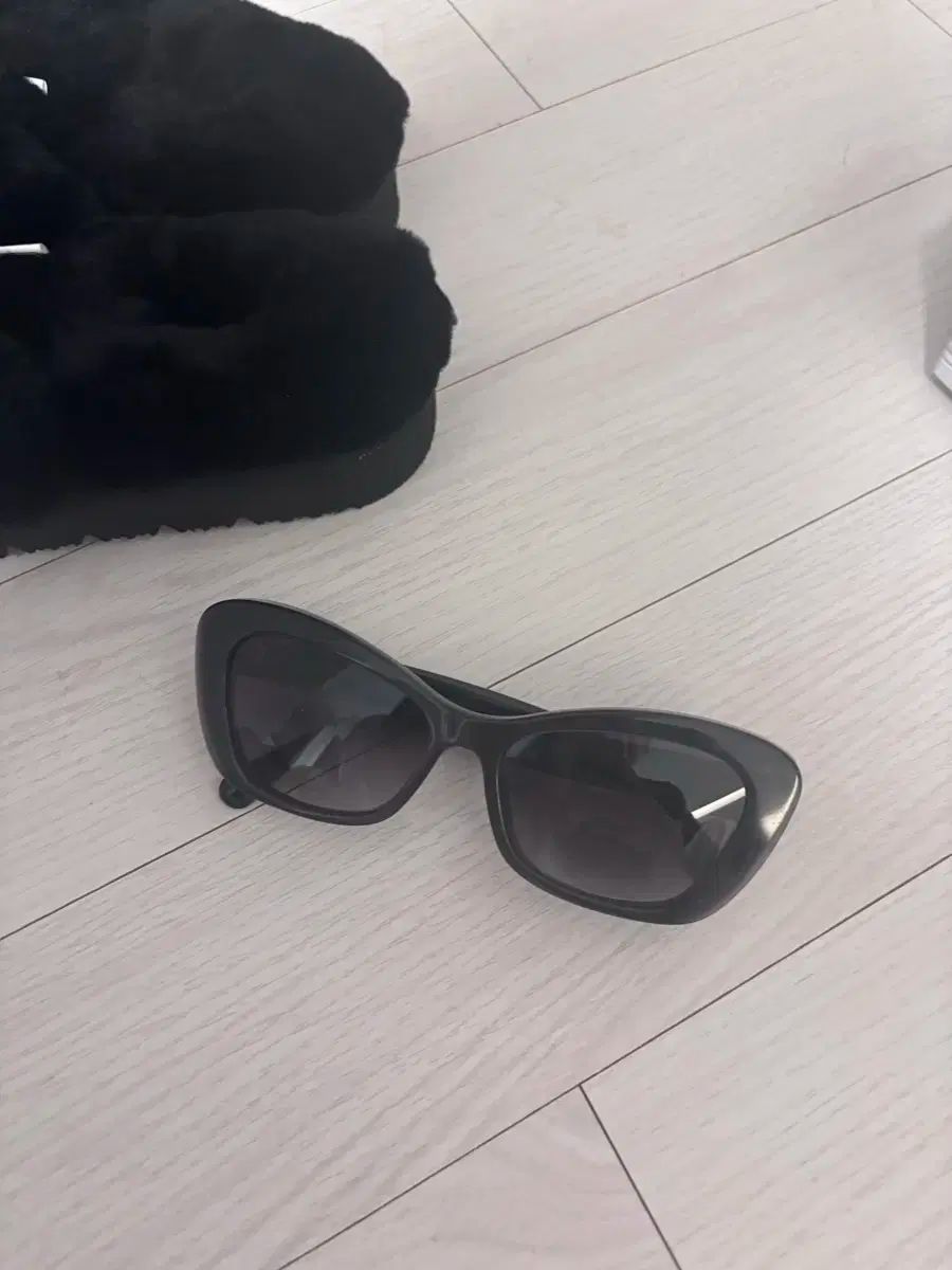 CHANEL(シャネル) ロゴ パール 装飾 サングラス ブラック - メルカリ