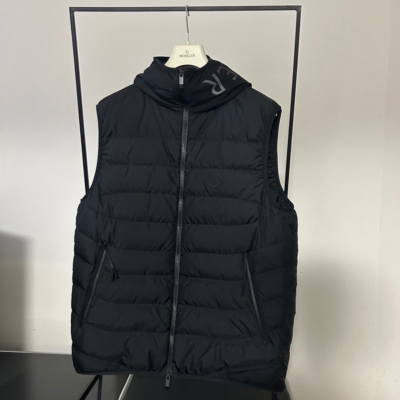 モンクレール☆ブラックロゴ☆フードロゴ☆ベスト☆2024年モデル