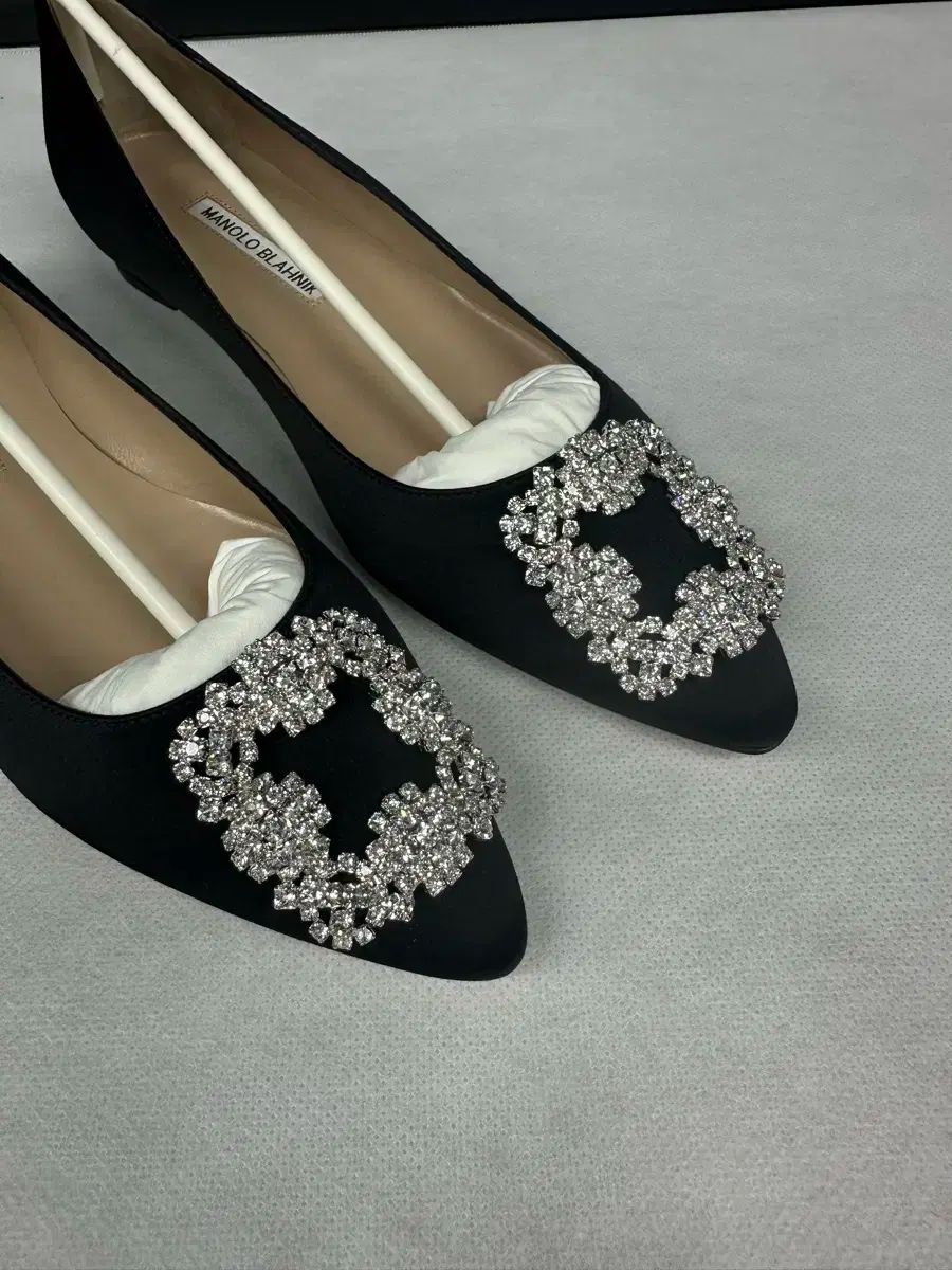 Manolo Blahnik(マノロブラニク) はぎしフラット サテン 宝石