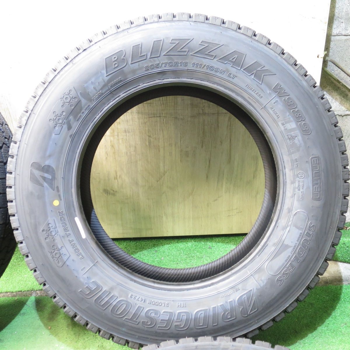 W989 205/70R16 LT ブリヂストン ブリザック 六本セット品