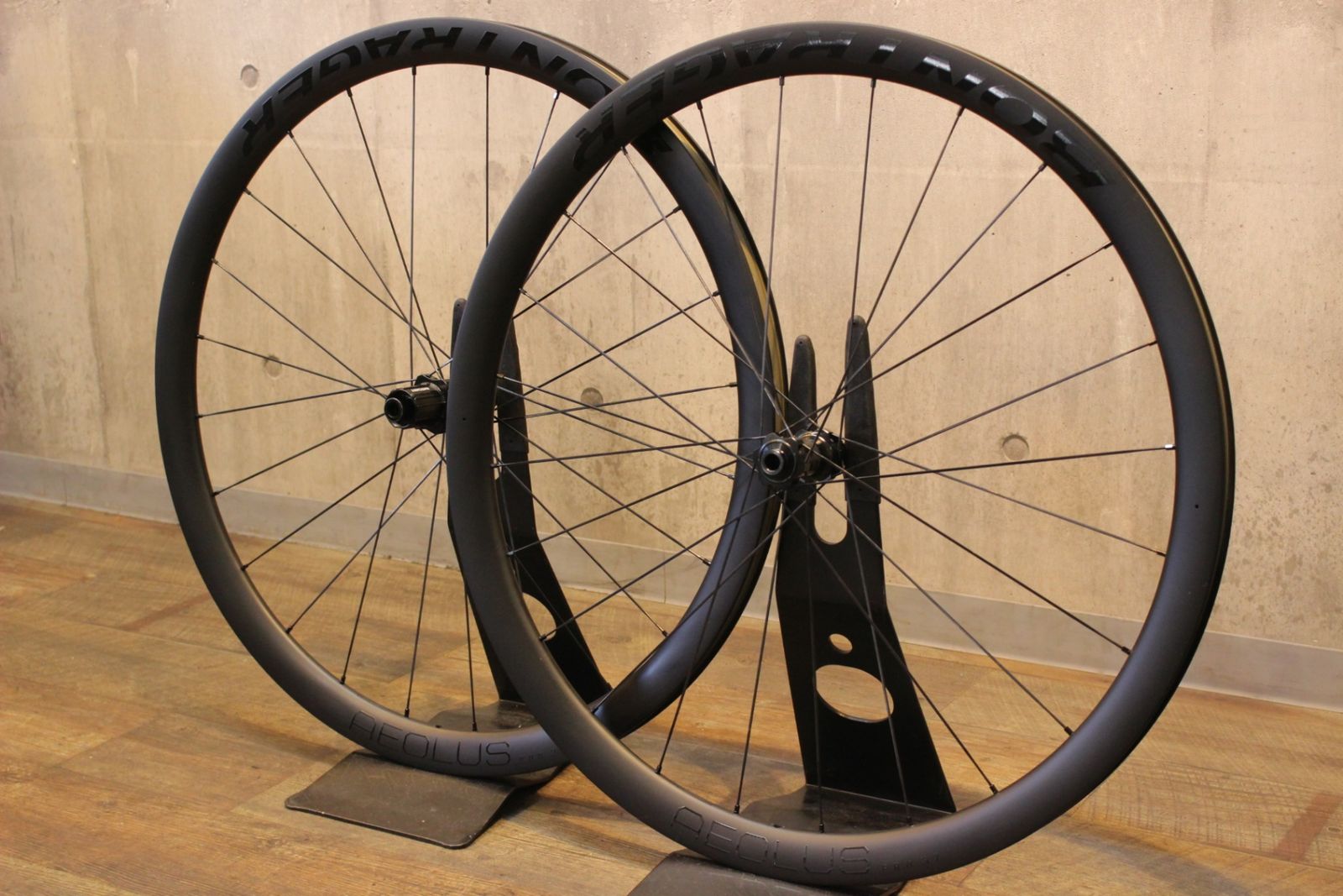 ボントレガー BONTRAGER アイオロス AEOLUS PRO 37 DISC カーボン チューブレスレディ ホイールセット シマノ 11 12S 21C 名古屋店