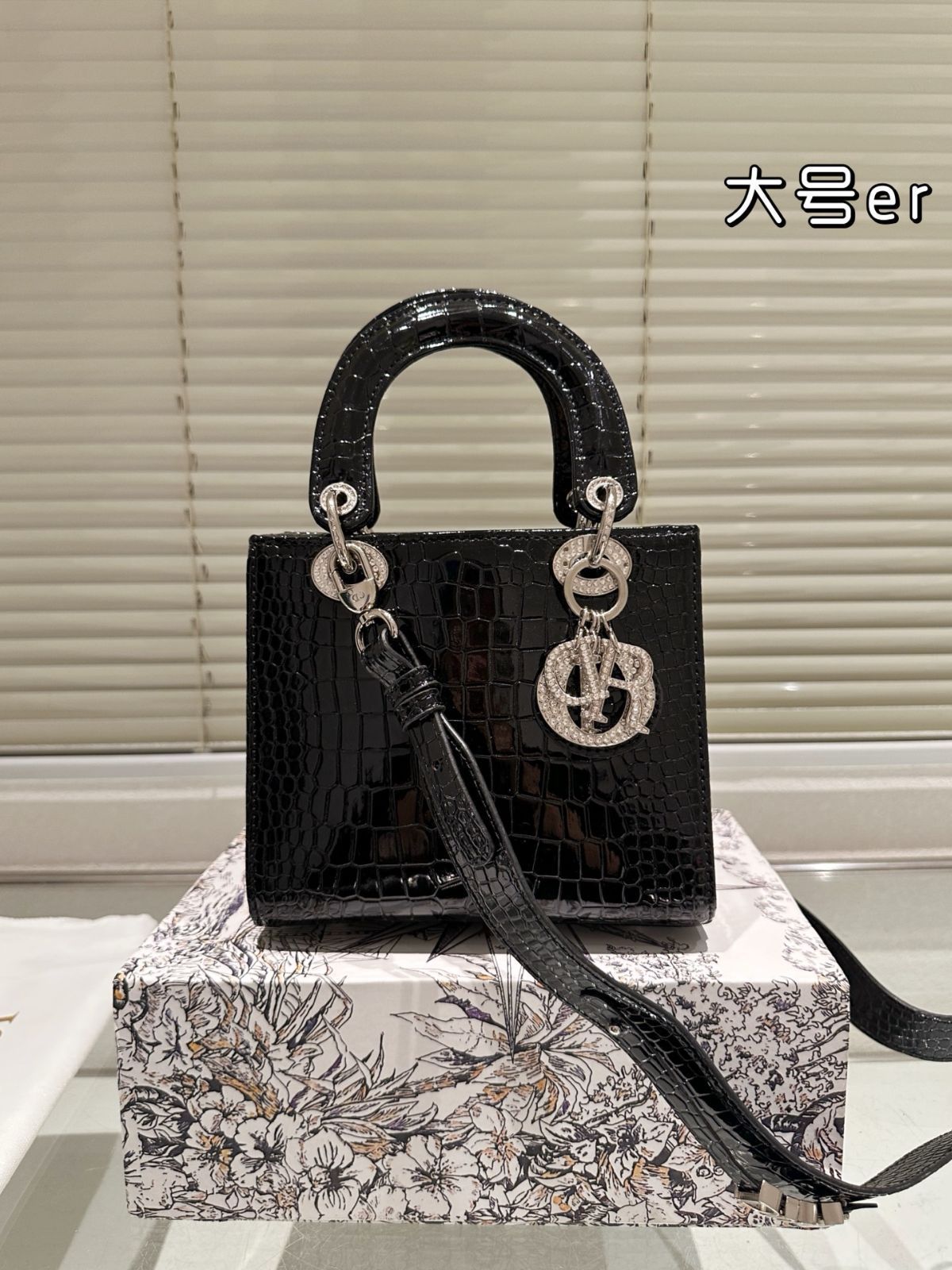 今日特価】Dior Lady Dior Bag with Folding Gift Box
