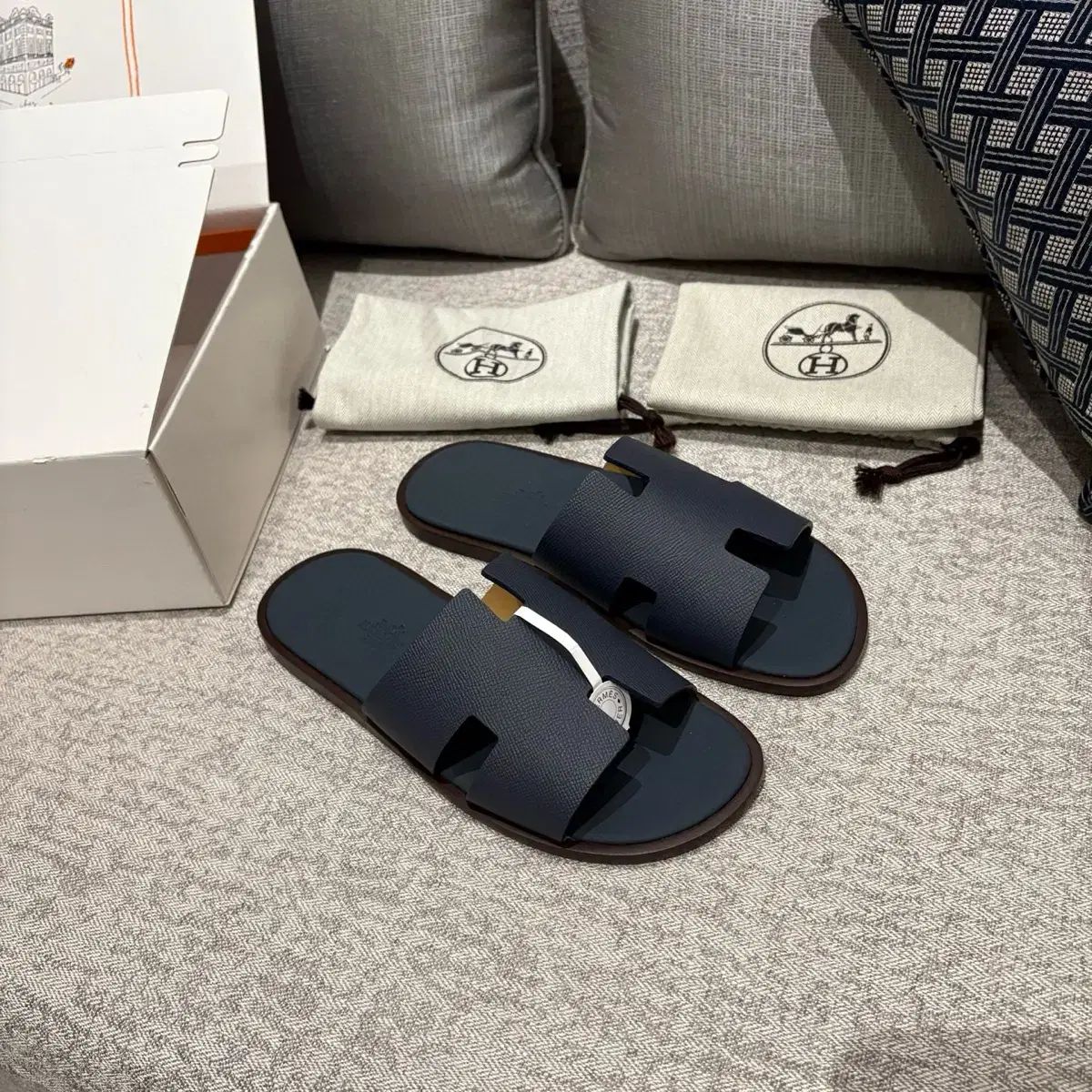 【試着のみ】エルメス　イズミール　マリン 新品 42 5 HERMES(エルメス) イズミール カーフスキン スリッパ 楽天