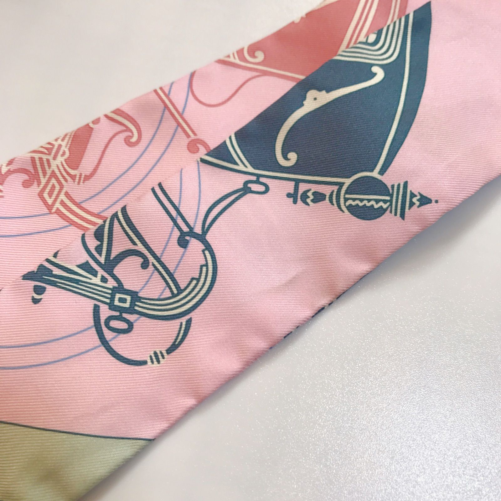 エルメス HERMES リボンスカーフ ツイリー ピンク マルチカラー 小物 総柄 シルク エルメス HERMES リボンスカーフ ツイリー ピンク ボルドー 小物