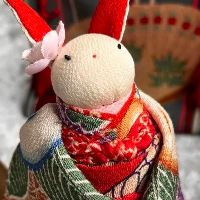 古布　縮緬細工　月見　うさぎ　人形　ハンドメイド 古布縮緬細工うさぎぬいぐるみハンドメイド餅つきうさぎ