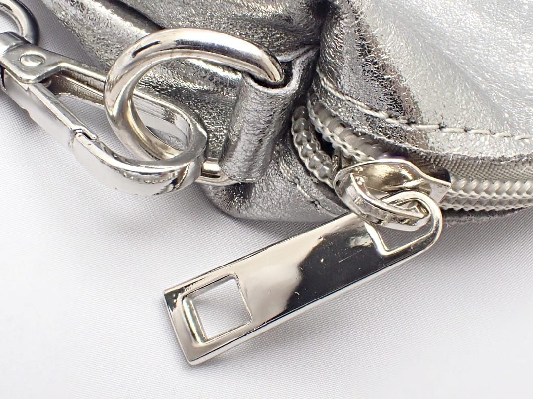 LAURA DI MAGGIO ローラディマッジオ ２WAY ショルダーバッグ チェーンストラップポーチ付き シルバーメタリック 中古B 【送料無料】 A-8870【質屋出品】 LAURA DI MAGGIO ローラディマッジオ 2WAY ショルダーバッグ チェーン