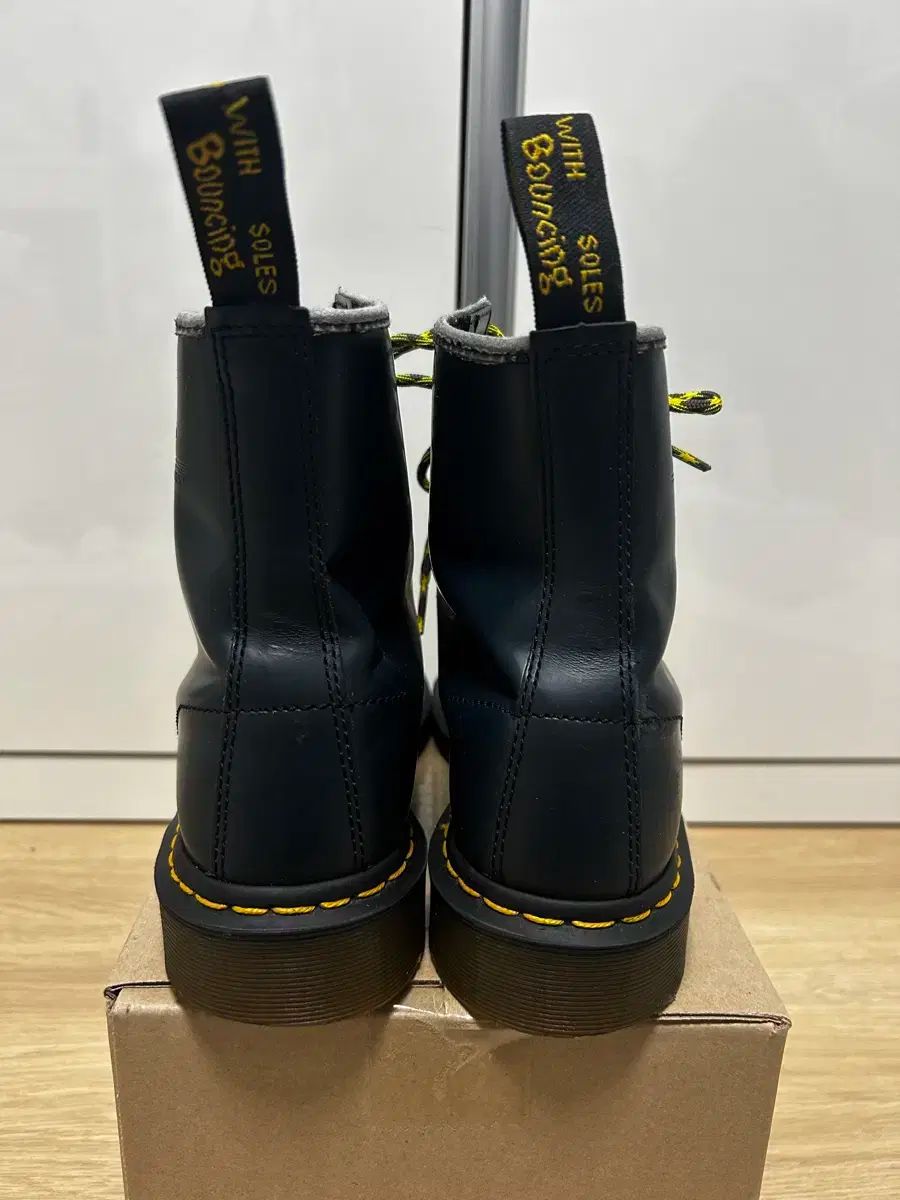 umt12-064 フュー　台湾版 DR. MARTENS(ドクターマーチン) 10072 （ uk8 ）