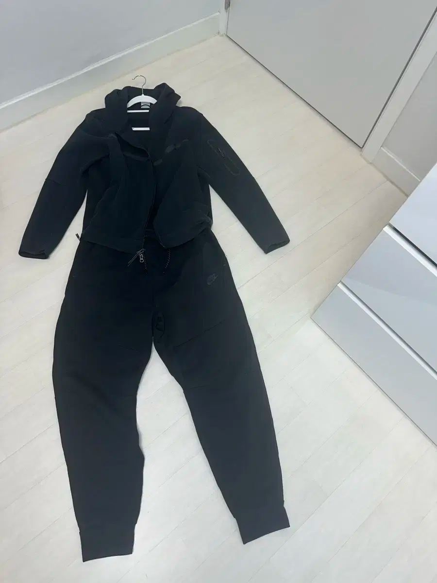 【雷市場（ポンジャン）商品韓国直送】 Nike(ナイキ） テックフィット 黒 トップとボトムのセット