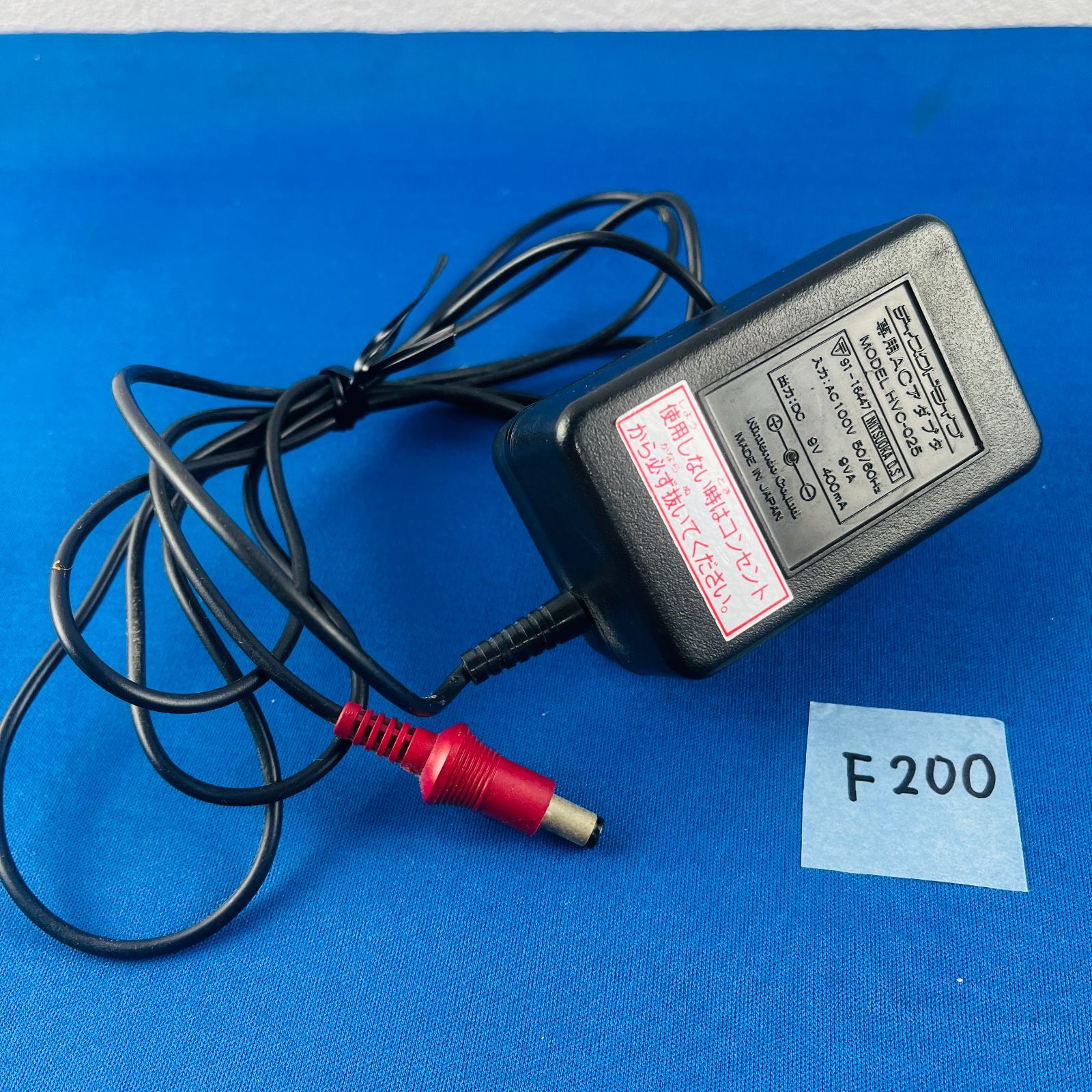 ニューファミコン本体 コントローラー×2、AVケーブル、ACアダプタ