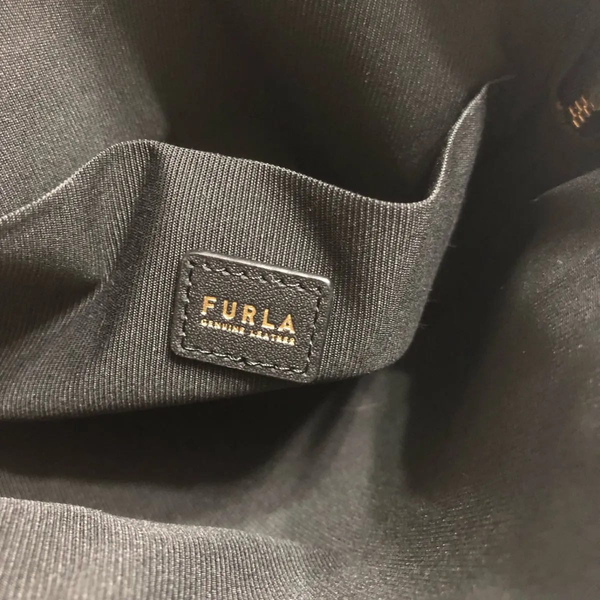 FURLA(フルラ) ショルダーバッグ パイパーミニ 黒 型押し加工 レザー