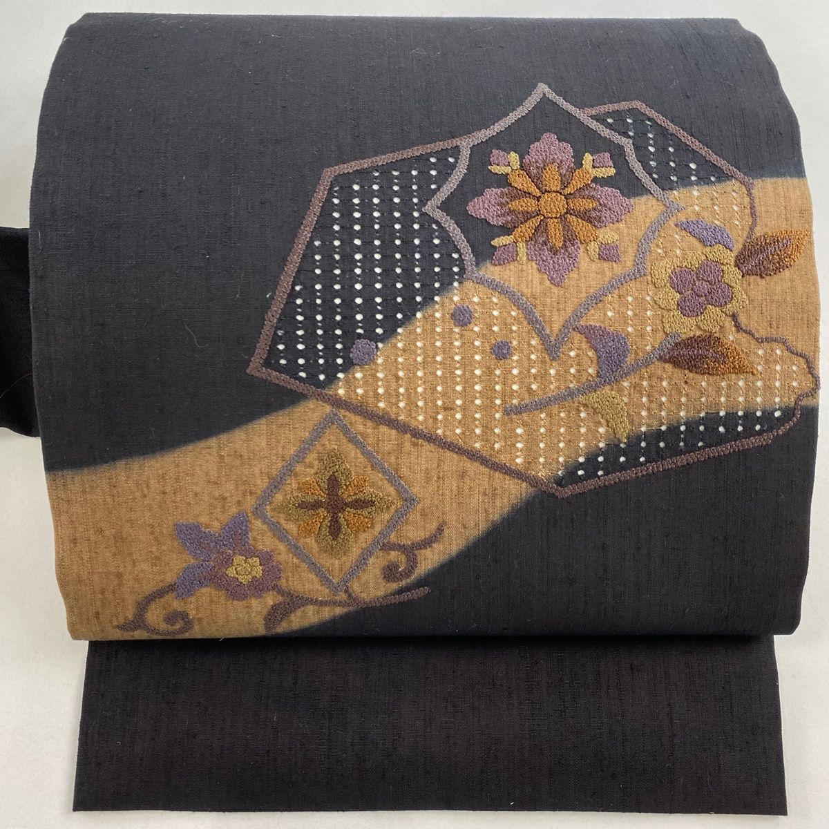 名古屋帯 秀品 華文 花唐草 刺繍 染め分け 墨色 正絹